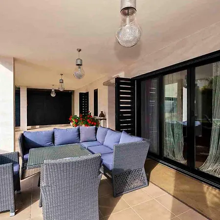 Luxury House With A Private Heated Pool! アデヘ