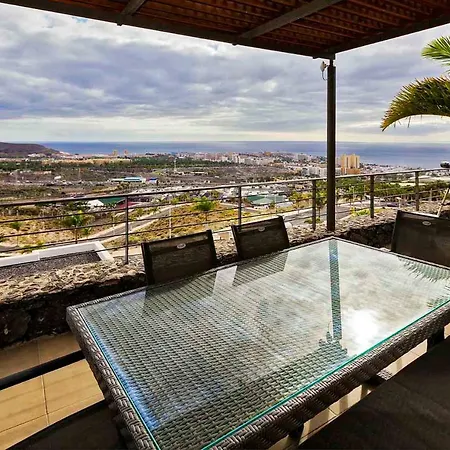 別荘 Luxury House With A Private Heated Pool! アデヘ