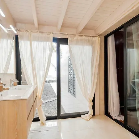 別荘 Luxury House With A Private Heated Pool! アデヘ